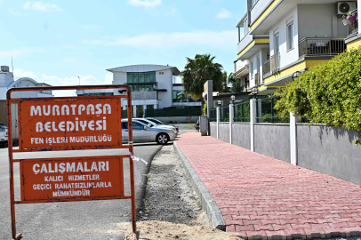 Antalya Muratpaşa'da kaldırım çalışmalarına devam