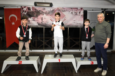 Bursa Osmangazi’de satranç ustaları kupalandı