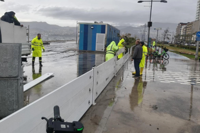 İzmir'de fırtına duvarı Kordon'a set oldu!
