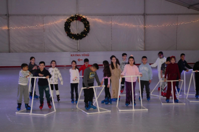 İzmir'de öğrenciler buz pistinde buluştu